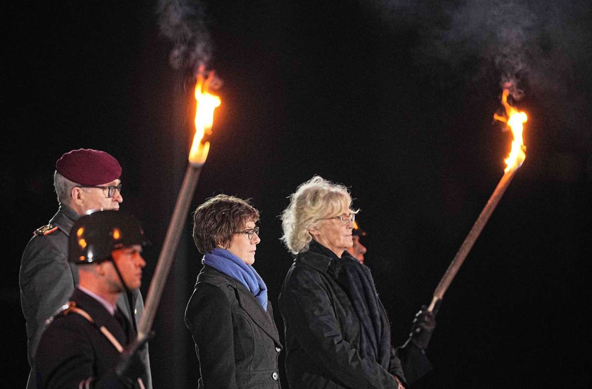 Christine Lambrecht beim Großen Zapfenstreich für  Vorgängerin Annegret Kramp-Karrenbauer. Foto: AFP/MICHAEL KAPPELER