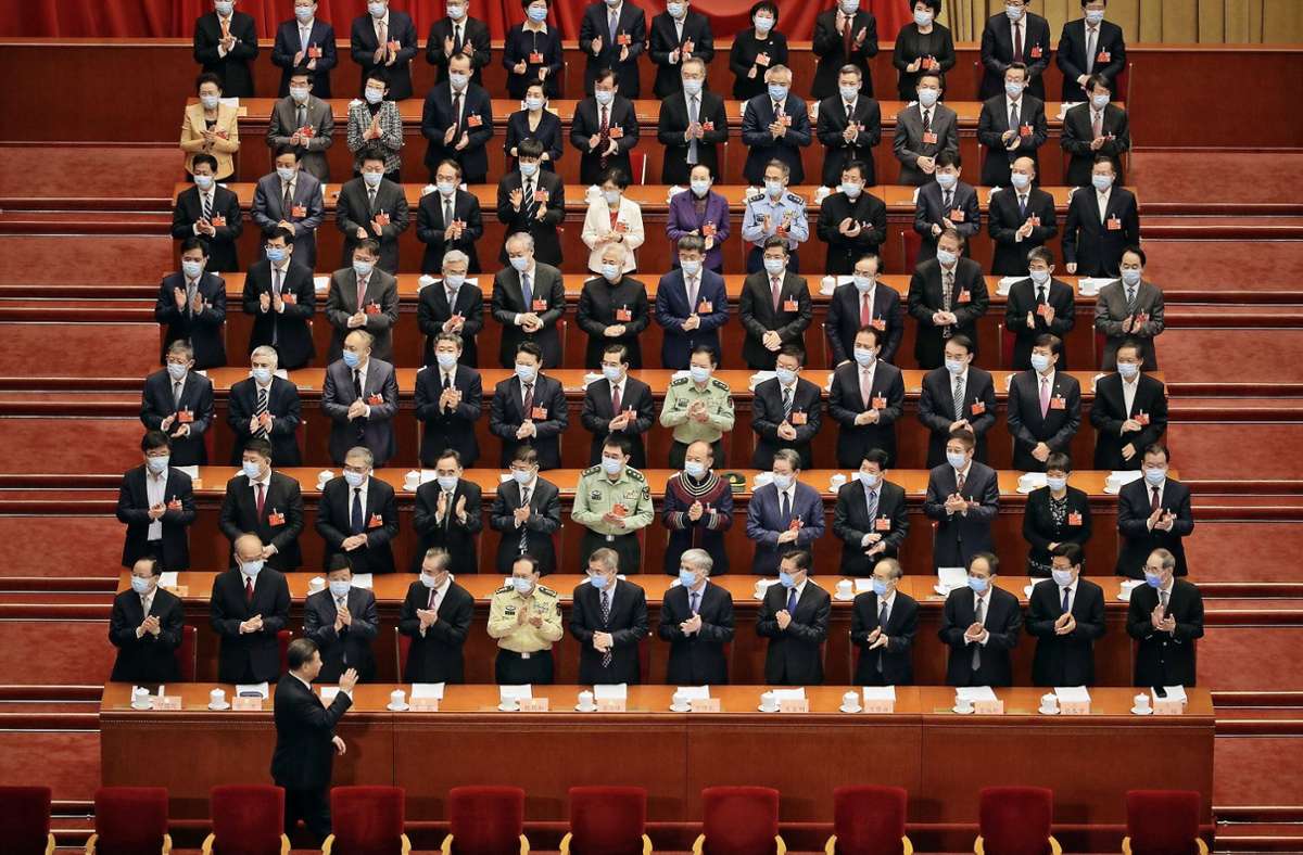Der chinesische Präsident Xi Jinping, unten, gestikuliert bei seiner Ankunft zur Eröffnungssitzung des Volkskongresses in der Großen Halle des Volkes im vergangenen Jahr. Foto: dpa