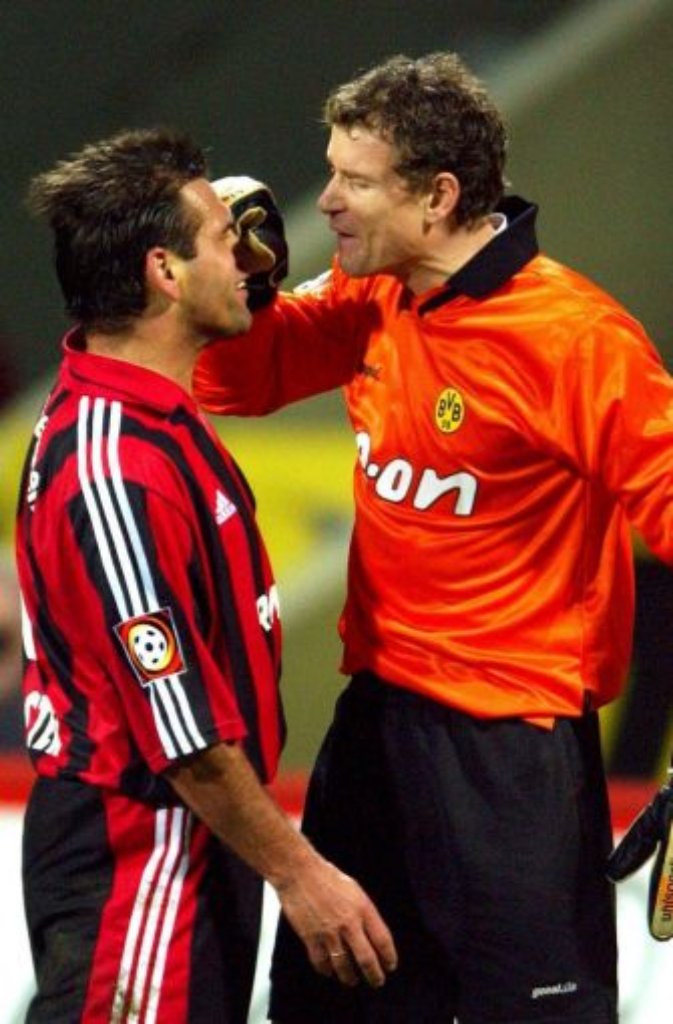 ... zweimal sieht er wegen Ausrastern die Rote Karte. Für den Nasenstüber gegen den Leverkusener Ulf Kirsten gibt es zumindest Gelb. Erfolgreich ist er dennoch: 2002 gewinnt Dortmund die Meisterschaft.