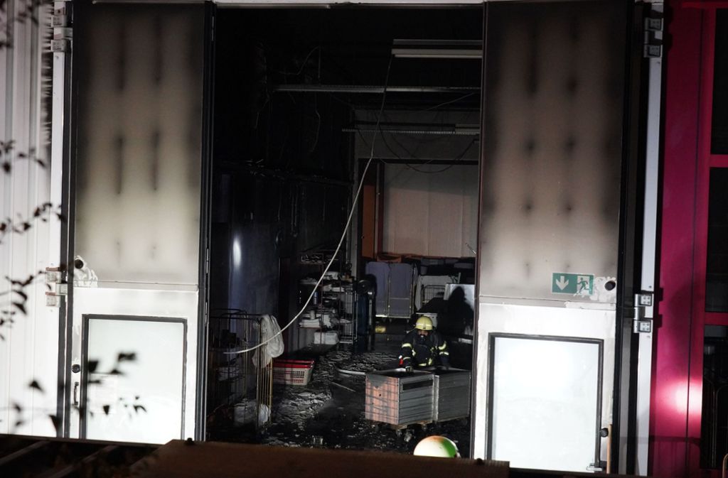 Ein Feuer in einem Textilunternehmen in Waiblingen (Rems-Murr-Kreis) hat am Mittwochabend erheblichen Schaden angerichtet.