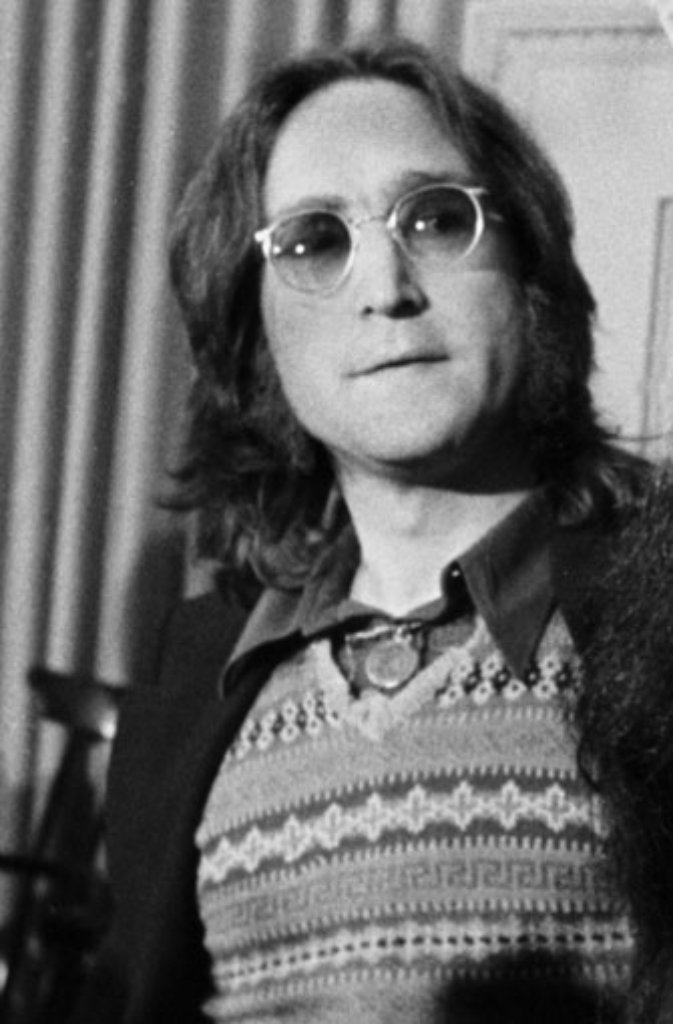 Während John mit Yoko die große Liebe erlebt, fühlen sich die anderen Bandmitglieder verraten. Vor allem Paul stört Yokos Omnipräsenz. Was über Jahre gut ging und unendliche Krativität freisetzte, wird jetzt zum Problem: Die übergroßen Egos von John und Paul prallen aufeinander. Im April 1970 erscheint mit "Let It Be" das letzte Album der Band. Vorab hatte Paul McCartney sein erstes Solo-Album veröffentlicht und darin die Trennung der Beatles verkündet. Es folgt eine Schlammschlacht, wie sie ein verbittertes Scheidungspaar nicht besser hinbekommen würde.