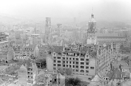 Blick auf die Stiftskirche und das Rathaus im zerstörten Stuttgart nach dem Ende des Zweiten Weltkriegs 1945. Foto: dpa