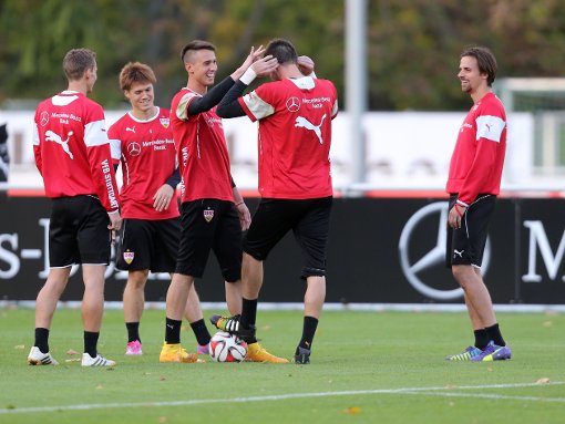 Gelöste Stimmung auf dem Trainingsplatz des VfB Stuttgart - auch bei Keeper Thorsten Kirschbaum, bei dem scheinbar die Frisur sitzt. Foto: Pressefoto Baumann