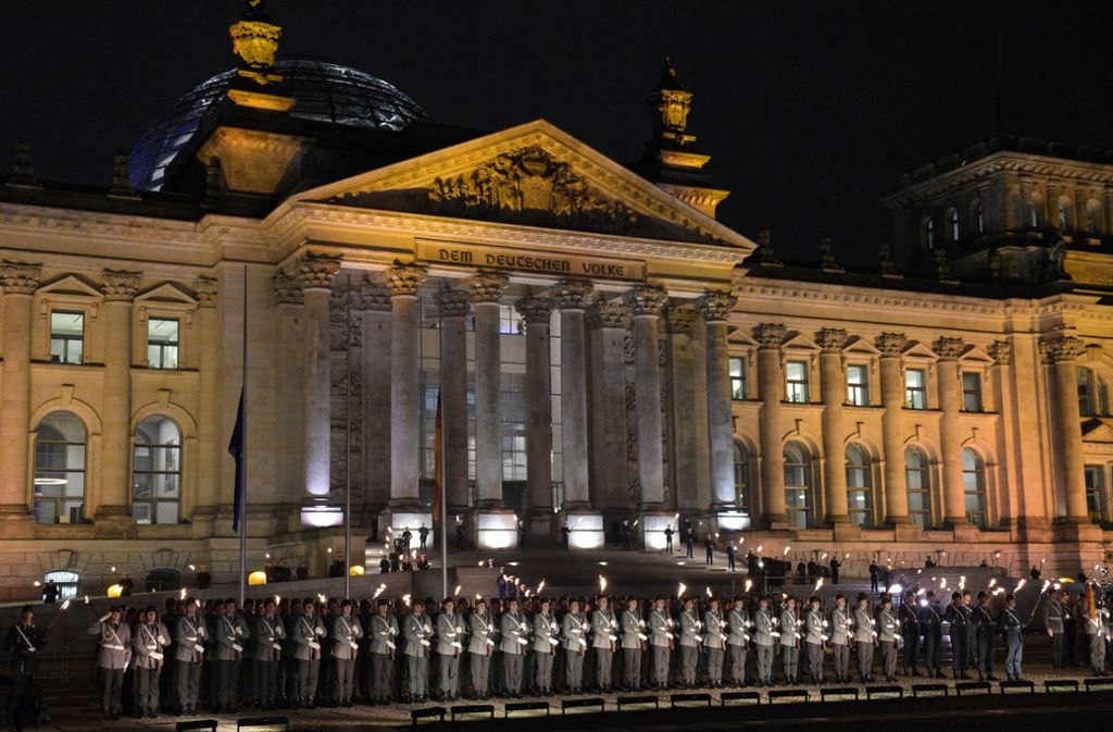 Soldaten bei einem Großen Zapfenstreich vor dem Reichtstag im Jahr 2015. Die Musikkorps der Bundeswehr spielen nicht nur bei internen Veranstaltungen, sondern geben oft auch öffentliche Konzerte.