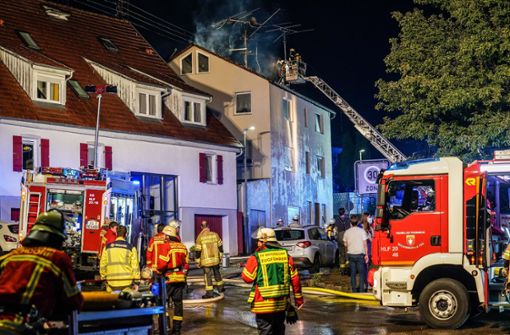 In der Nacht auf Donnerstag brannte in Hochdorf das Dach eines Zweifamilienhauses. Foto: SDMG/SDMG / Kohls