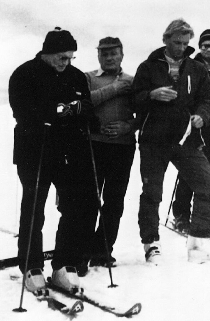 Urlaub im Schnee: Johannes Paul II. (ganz links) im schwarzen Ski-Anzug in den Dolomiten 1984.