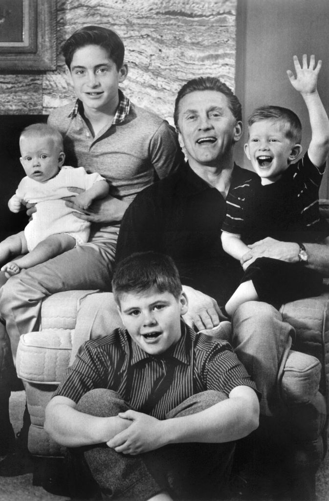 Auf diesem Foto ist Kirk Douglas im Jahr 1960 mit seinen vier Söhnen Michael (damals 15, zweiter von links), Joel (12, unten), Peter (5, rechts) und Eric (1, links) zu sehen.