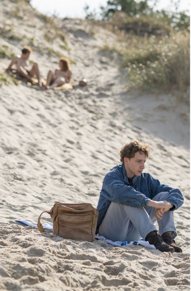 Ed (Jonathan Berlin) sitzt nach der Ankunft am Strand.