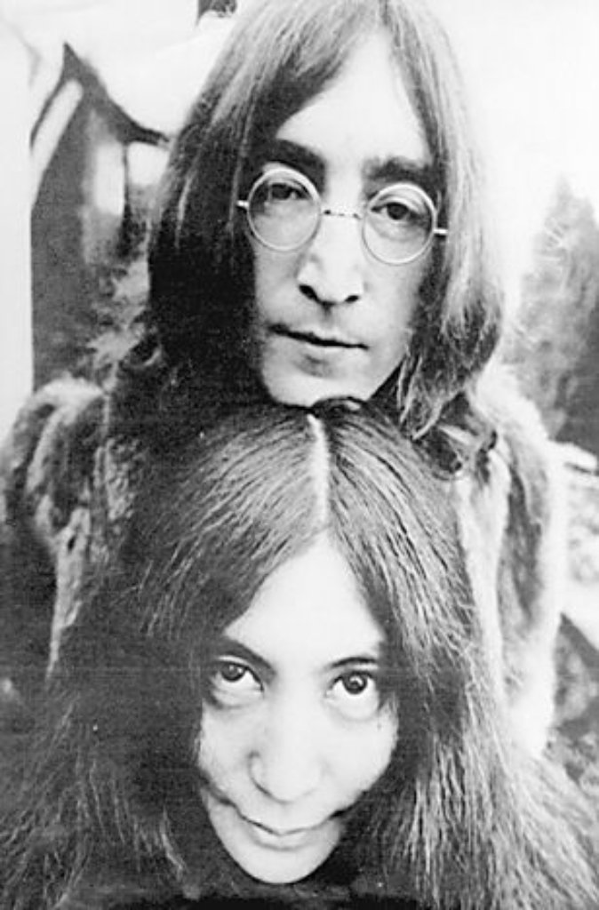 Fans auf der ganzen Welt sind geschockt und trauern um ihr Idol. John Lennons letzte Single "Imagine" erreicht weltweit die Spitzenpositionen der Charts. Yoko Ono fühlt sich dem Erbe John Lennons verpflichtet - und muss sich dennoch immer wieder als "schwarze Witwe" verunglimpfen lassen.