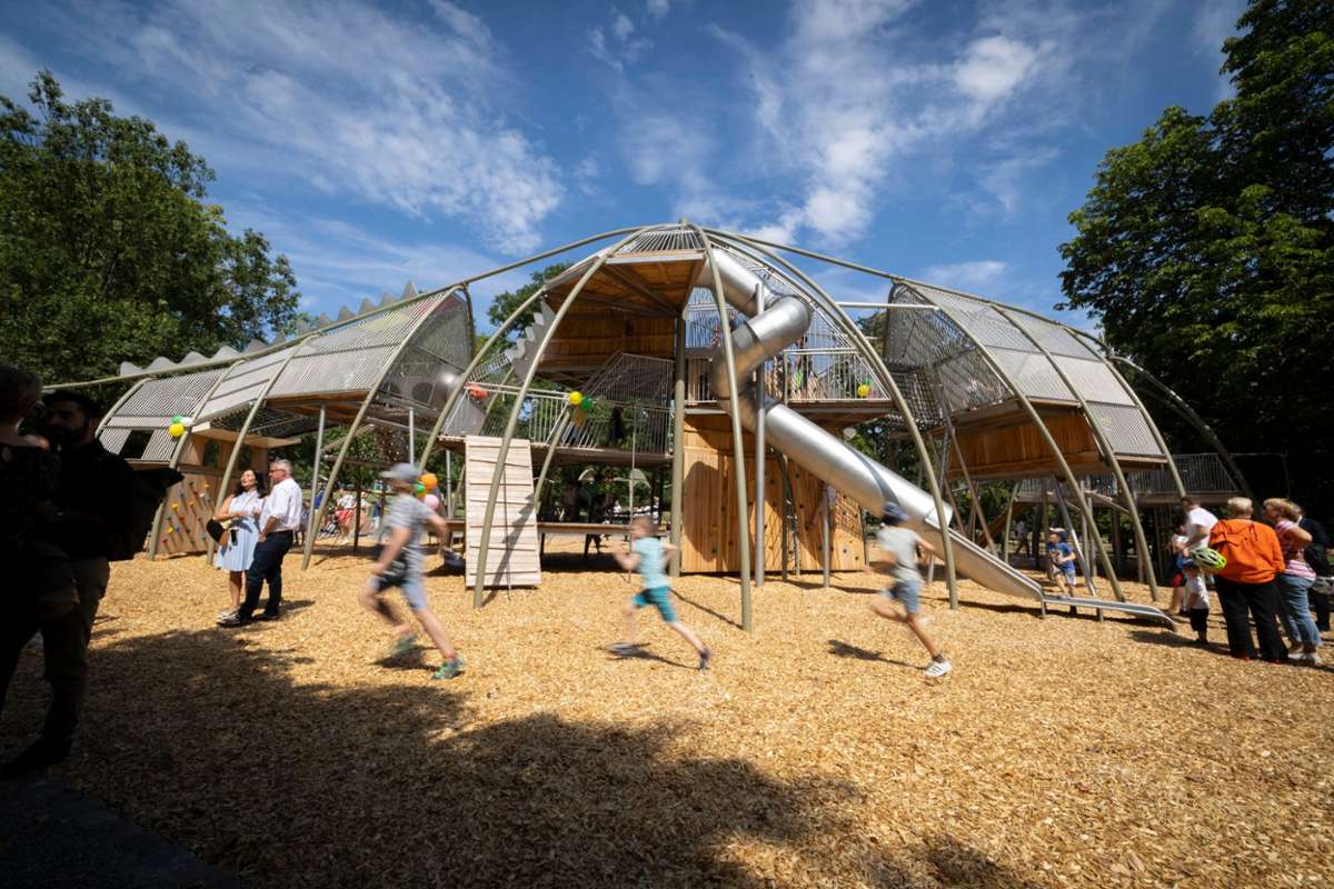 Auf dem neuen Dino-Spielplatz beim Löwentor-Museum im Rosensteinpark erwartet die Kinder ein etwa 50 Meter langes und acht Meter hohes Spielgerät mit mehreren Rutschen und zahlreichen Klettermöglichkeiten.