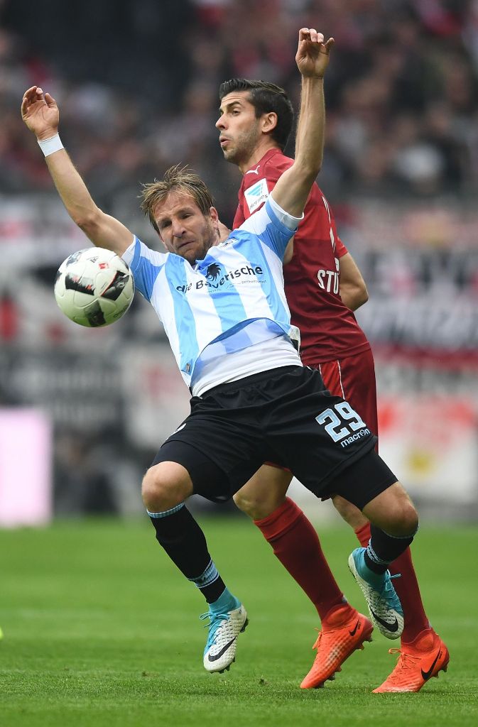 VfB-Mann Emiliano Insua mit dem Münchner Stefan Aigner