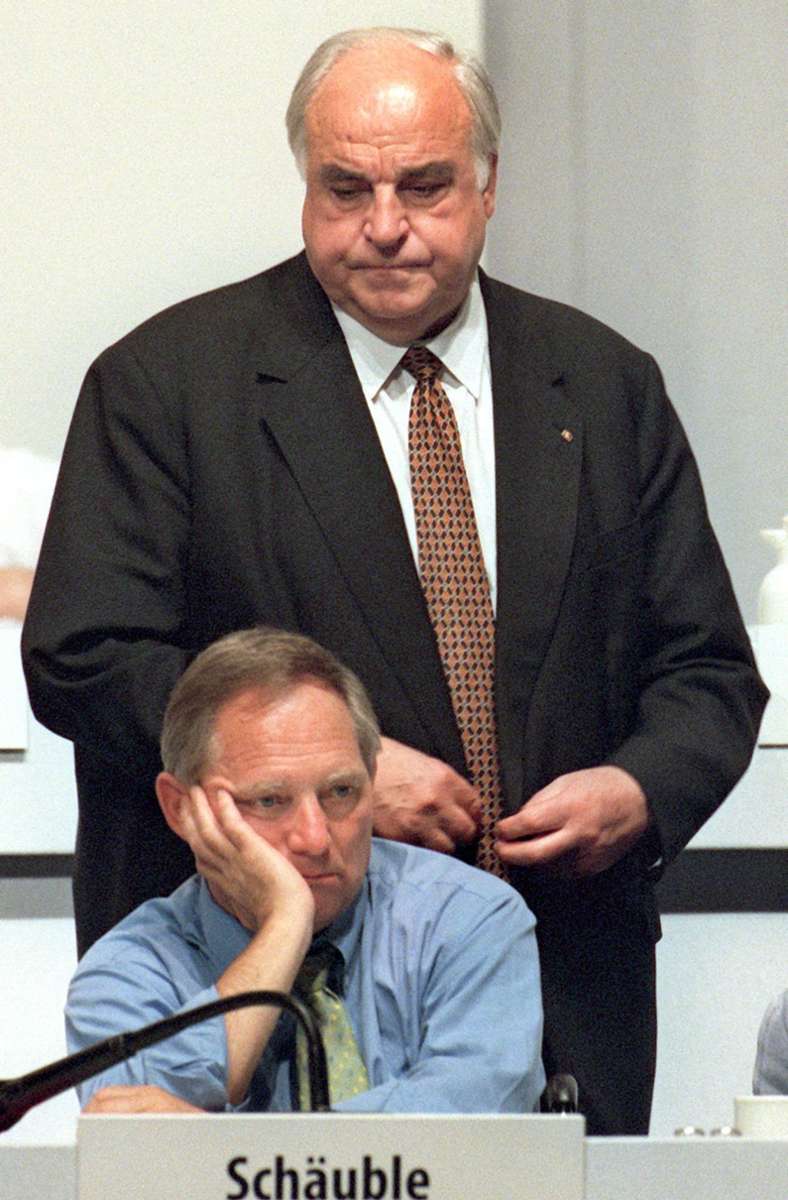 1998: Der damalige CDU-Vorsitzende Helmut Kohl steht hinter dem damaligen Fraktionschef Schäuble beim Bundesparteitag.