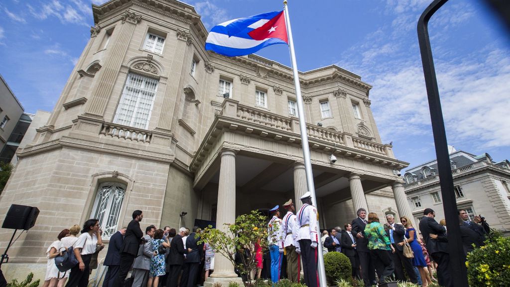  Nach den mysteriösen angeblichen Akustik-Attacken von Kuba auf US-Diplomaten, haben die USA nun weitere Konsequenzen gezogen: Wie Rex Tillerson mitteilte, sind 15 kubanische Diplomaten des Landes verwiesen worden. 