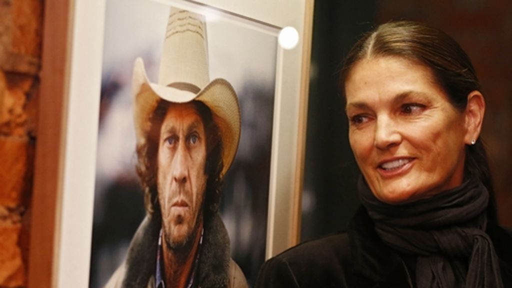  Die Witwe des Hollywoodschauspielers Steve McQueen zeigt in ihrer Fotoausstellung in Hamburg den Filmstar in ganz privaten Momenten – als Motorradliebhaber und Oldtimersammler, am Kaminfeuer und mit seinen Tieren. 