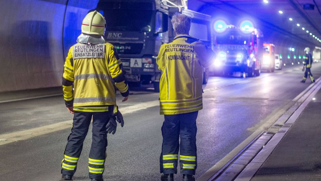 Reutlingen: Feuerwehr rückt zu Großeinsatz im Scheibengipfeltunnel aus