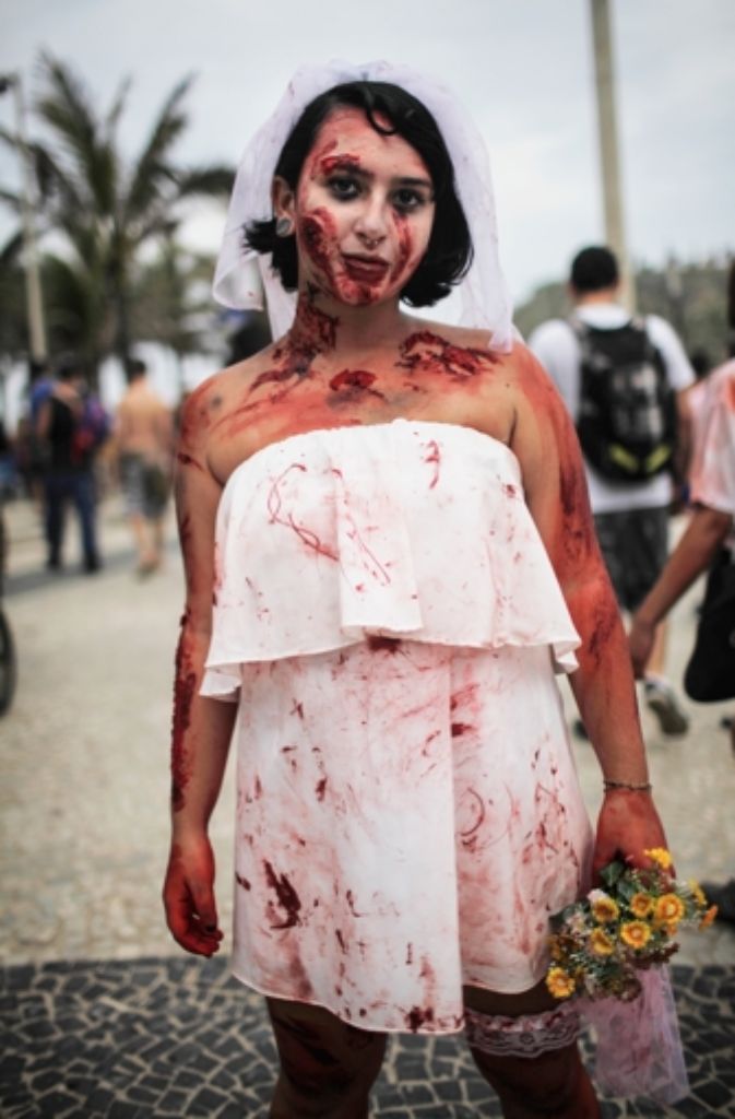 Zum Glück nur eine Verkleidung und nicht etwa ein etwas anderes Hochzeitsfoto. Beim „Zombie Walk“ feierten in Rio de Janeiro Tausende zu Ehren der Toten. Bereits am Tag zuvor wurden die Verstorbenen beim „Día de los Muertos“ gefeiert.