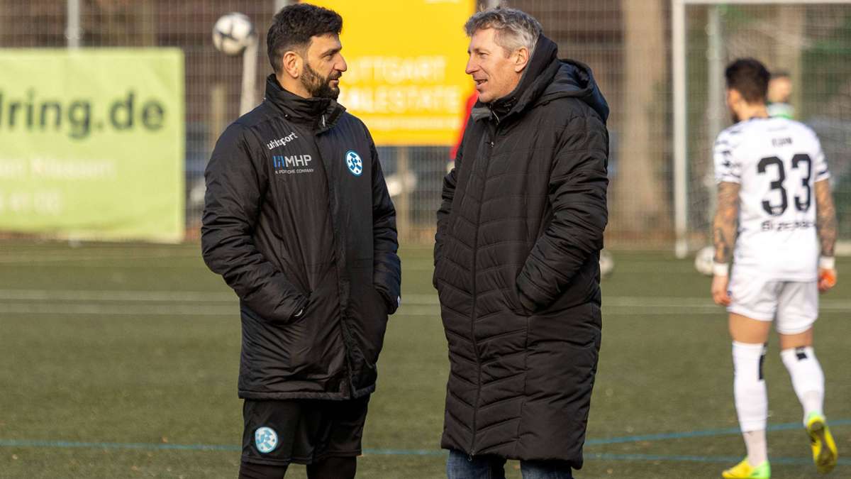 Der ehemalige Sportliche Leiter der Kickers, Martin Braun (re., im Gespräch mit SVK-Torwarttrainer Ümit Sahin), ist von der Stabilität der Blauen im bisherigen Saisonverlauf beeindruckt.