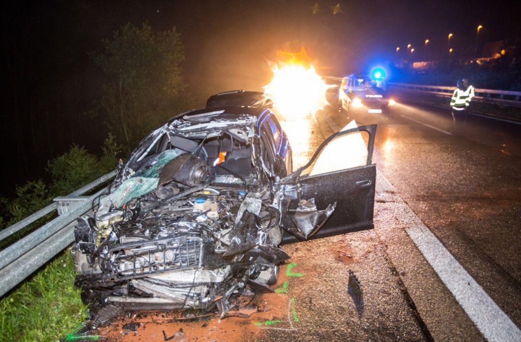 Der 43-jährige Fahrer konnte nur noch tot aus seinem Wagen geborgen werden.