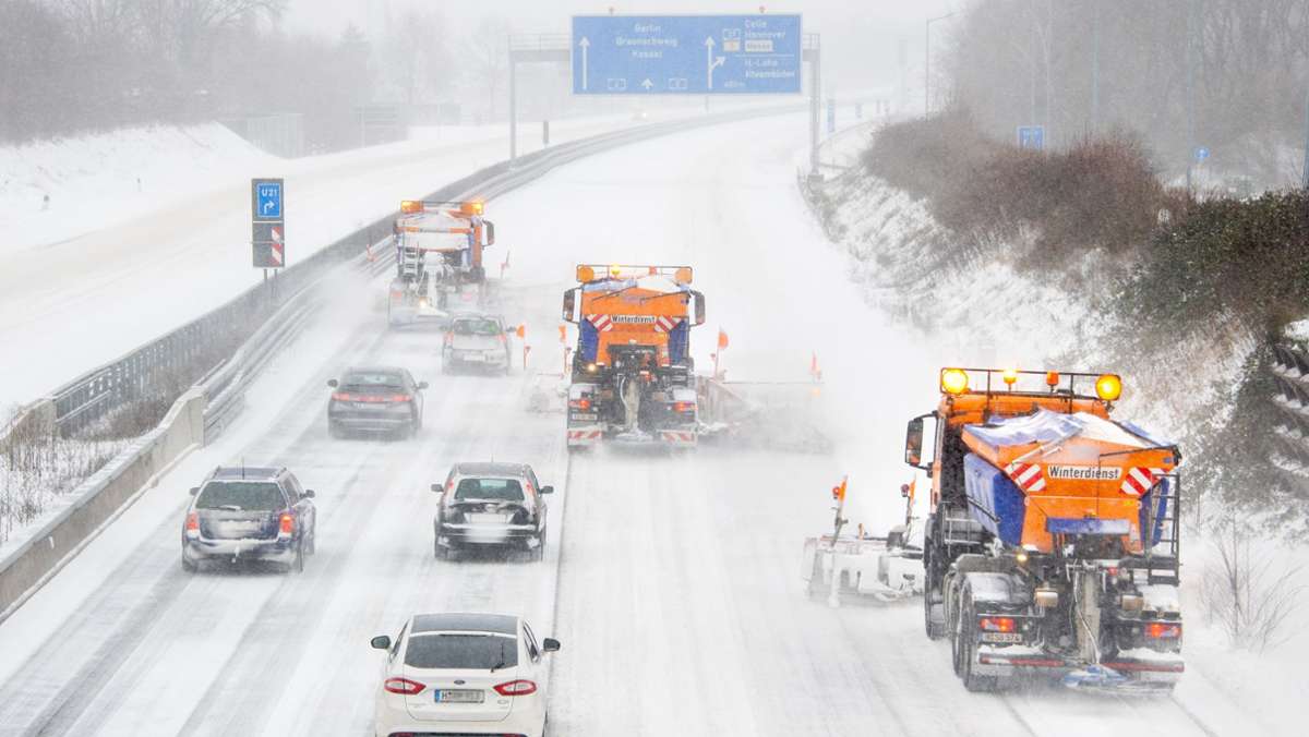 Wintereinbruch in Deutschland: Heftiger Schneesturm dauert weiter an
