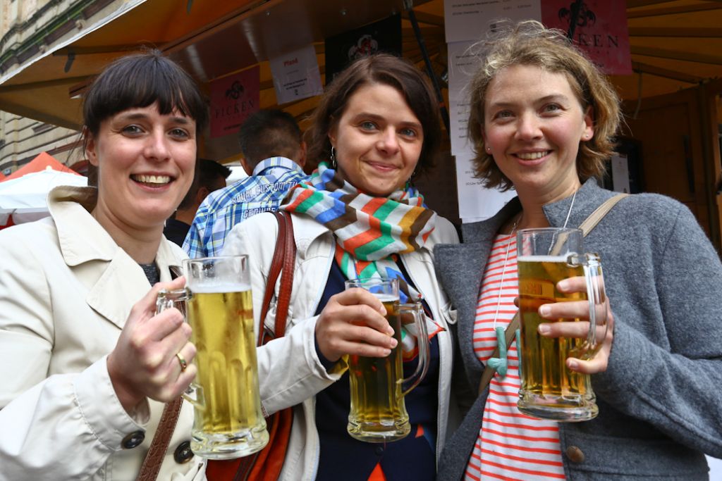 Eine Jacke mehr und ein kühles Getränk in der Hand - so ließ es sich auch bei Regen auf dem Heisteigviertelfest in Stuttgart-Süd gut feiern.