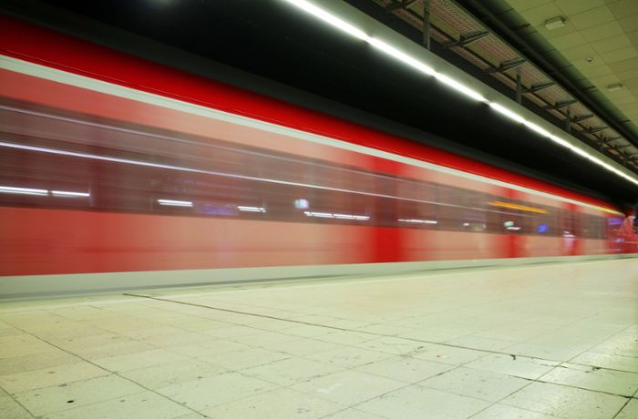 Streit in S-Bahn eskaliert –  Faustschlag ins Gesicht