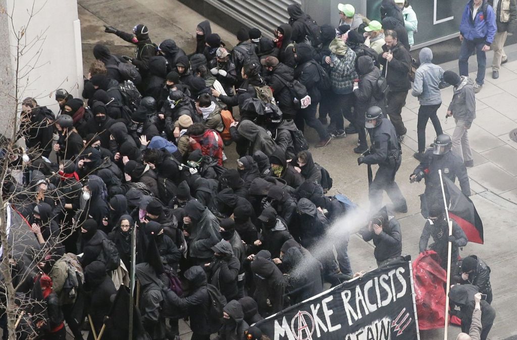 Gegen eine Gruppe dunkel gekleideter Demonstranten setzte die Polizei am Freitag offenbar Pfefferspray ein.