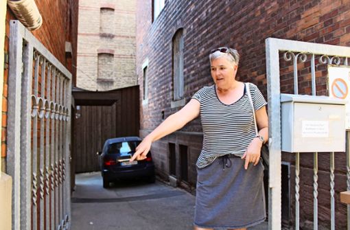 Die Anwohnerin Petra Schlenker  zeigt in ihrer Einfahrt in der Kolbstraße auf Stellen, wo Festbesucher hingepinkelt haben. Foto: Tilman Baur