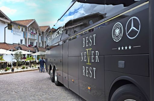 Der schwarze Mannschaftsbus, mit dem das deutsche Nationalteam derzeit durch Südtirol rollt Foto: Getty