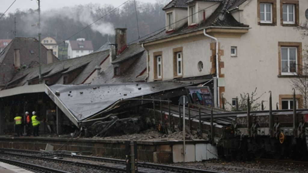  Nach dem schweren Güterwaggon-Unfall am Feuerbacher Bahnhof sollen die S- und Regionalbahnen von Dienstag an wieder wie gewohnt fahren. Die Ermittlungen zur Unglücksursache laufen derweil weiter. 