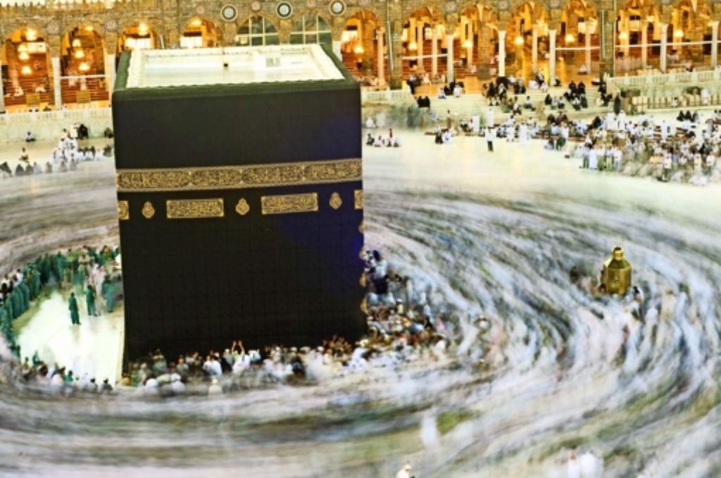 Pilger umkreisen die Kaaba in Mekka. Rund um den Höhepunkt der Hadsch hat sich ein enormes Geschäft entwickelt. Foto: Mauritius