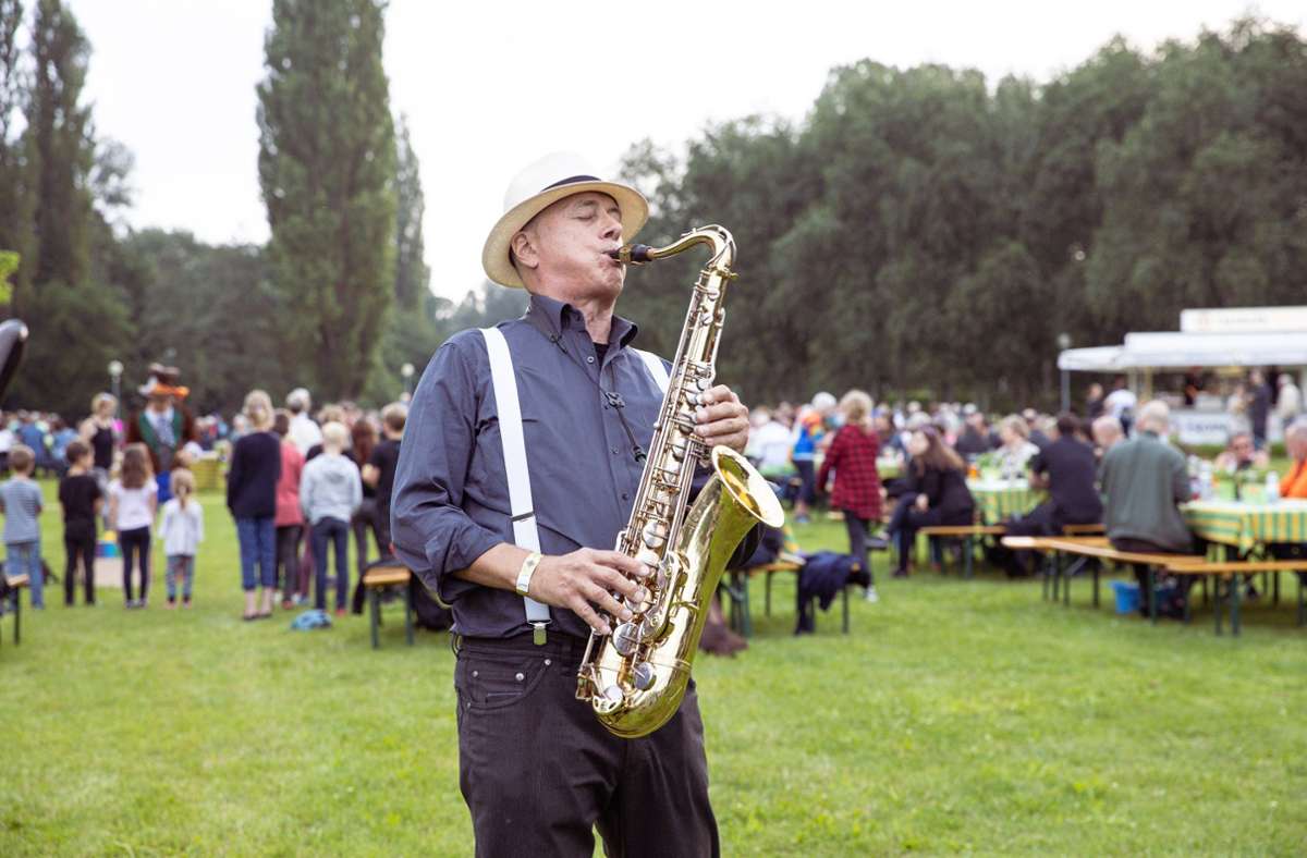 Saxofonist Robert Kühl spielt für die Gäste.