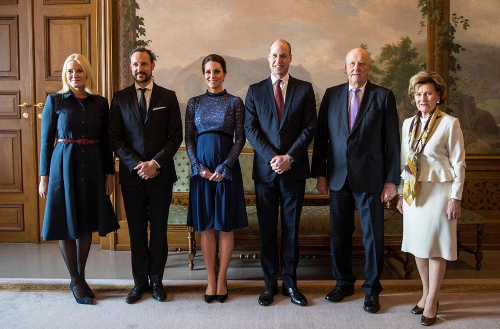 Aufstellen für die Fotografen: Kronprinzessin Mette-Marit, ihr Mann, Kronprinz Haakon, Herzogin Kate und Prinz William, der norwegische König Harald und seine Frau, Königin Sonja, (von links) im königlichen Palast in Oslo.