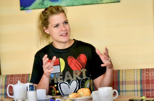 Sara Dahme schwärmt von den Torten im Café Schurr, begnügt sich beim Frühstück dann aber doch mit einem Croissant  und zwei Eiern im Glas. Foto: Lichtgut/Max Kovalenko