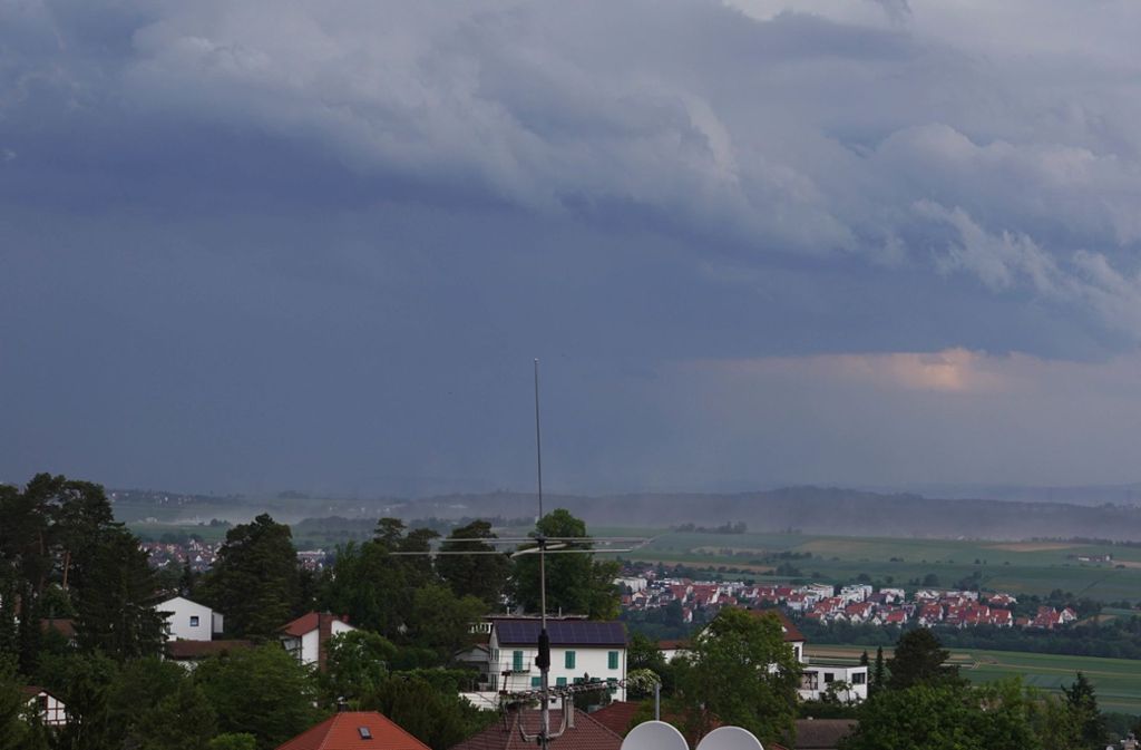 Nach dem heißen Wochenende und Temperaturen auch am Montag um die 30 Grad erwarteten die Meteorologen wegen einer Kaltfront aus dem Westen noch bis in die Nacht für Baden-Württemberg Unwetter mit viel Regen und auch Hagel.