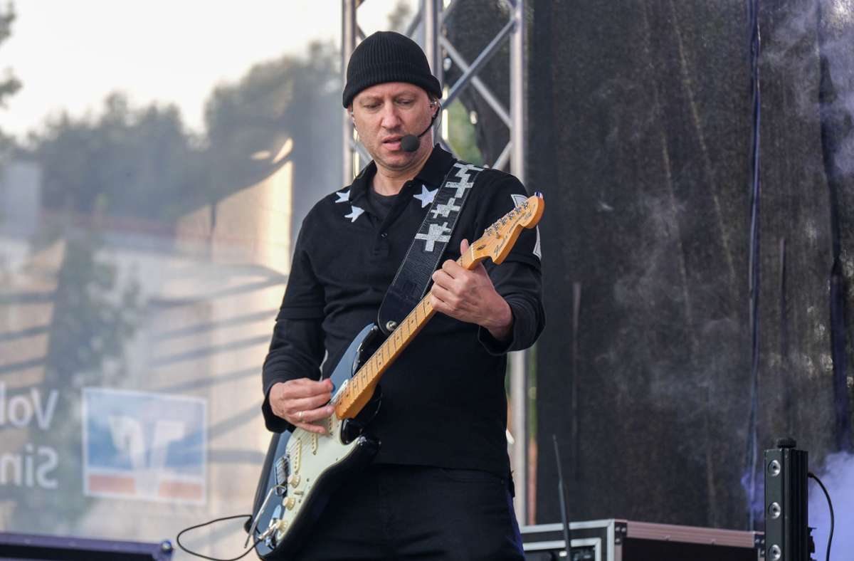 Gitarrist Gernot Schödl trug Mütze und Mikrofon-Headset, so wie auch The Edge von U2 selbst zu Konzerten aufschlägt.