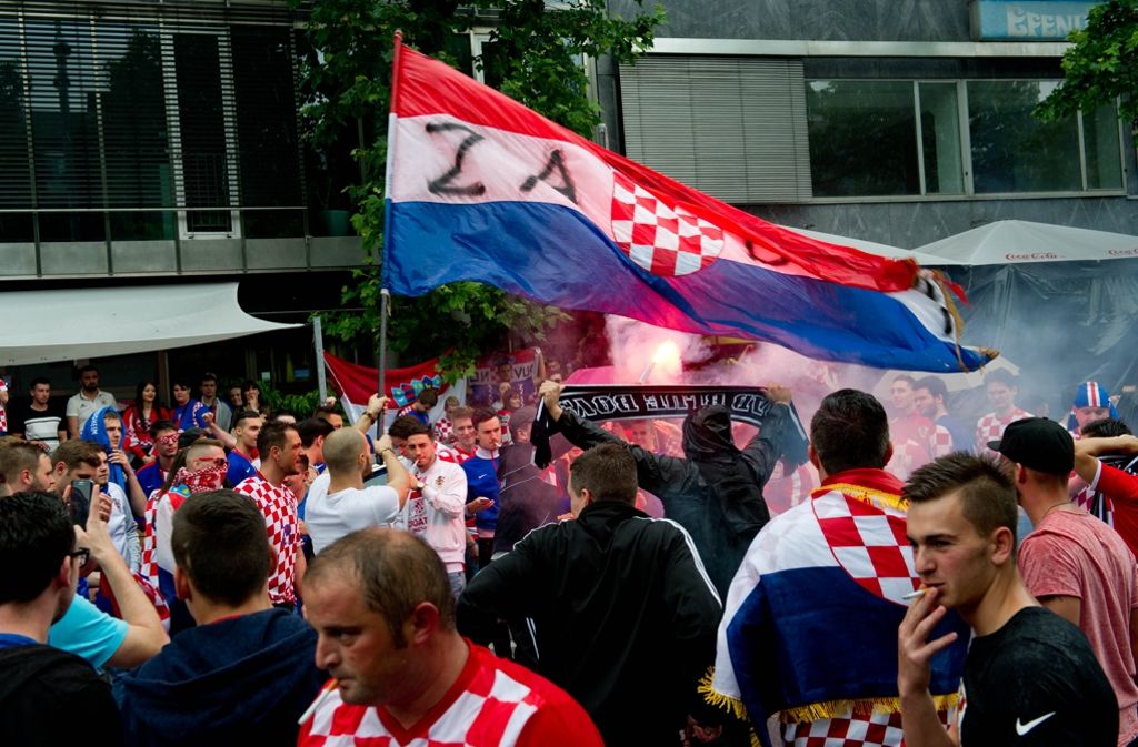 Die kroatischen Fans feiern in Stuttgart auf der Theodor-Heuss-Straße
