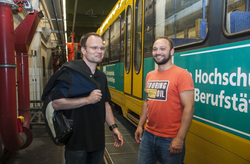 Genug Zeit also, um SSB-Pressereferent Hans-Joachim Knüpfer (links) und Betriebshofmeister Matthias Lindner mit Fragen zu löchern. Zum Beispiel, warum die Stadtbahn in Stuttgart nicht U-Bahn heißt.