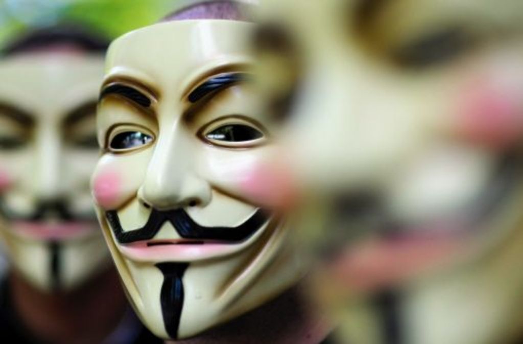 Eine Maske ist zum Markenzeichen von Anonymous geworden. Sie ist Guy Fawkes nachempfunden, dem Anführer einer britischen Verschwörung aus dem 17. Jahrhundert. Der Comic "V wie Vendetta" machte die Maske berühmt.