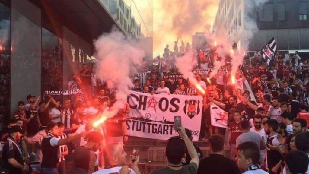  Ausgelassen gefeiert wurde die 15. Meisterschaft des türkischen Fußball-Clubs Besiktas Istanbul auf dem Stuttgarter Schlossplatz. Die Polizei musste einschreiten, weil einige Fans bengalische Feuer abbrannten. 