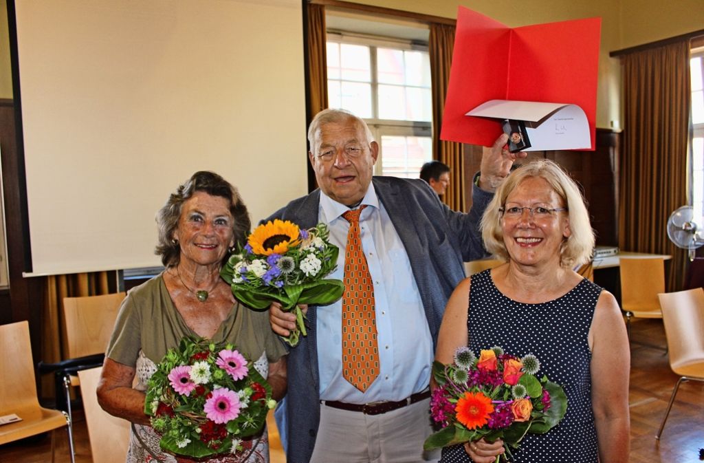 Doris Staib, Günther Schubert und Theresia Härer (von links) sind am Montagabend ausgezeichnet worden. Foto: Torsten Ströbele