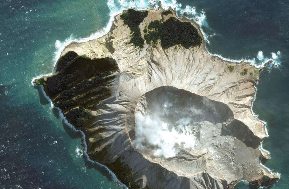 Das von Maxar Technologies bereitgestellte Satellitenbild zeigt am 12. Mai 2019 die neuseeländische Insel noch in dem Zustand vor dem Ausbruch eines Vulkans am 9. Dezember 2019.