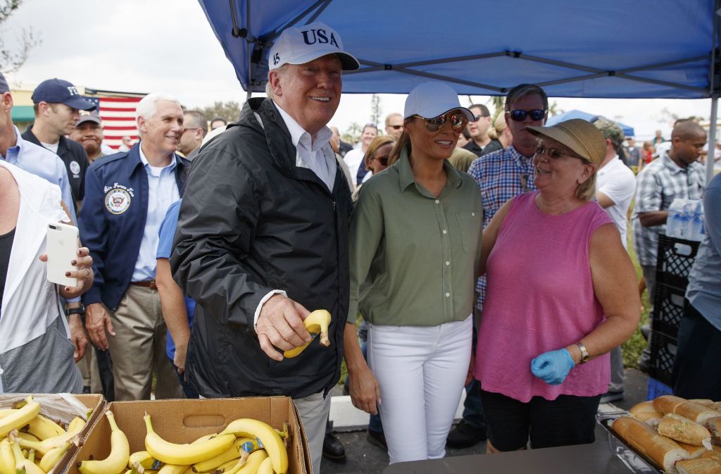 US-Präsident Donald Trump und seine Frau Melania verteilten am Donnerstag im vom Hurrikan „Irma“ schwer gebeutelten Florida Sandwiches und Obst an die Bevölkerung.