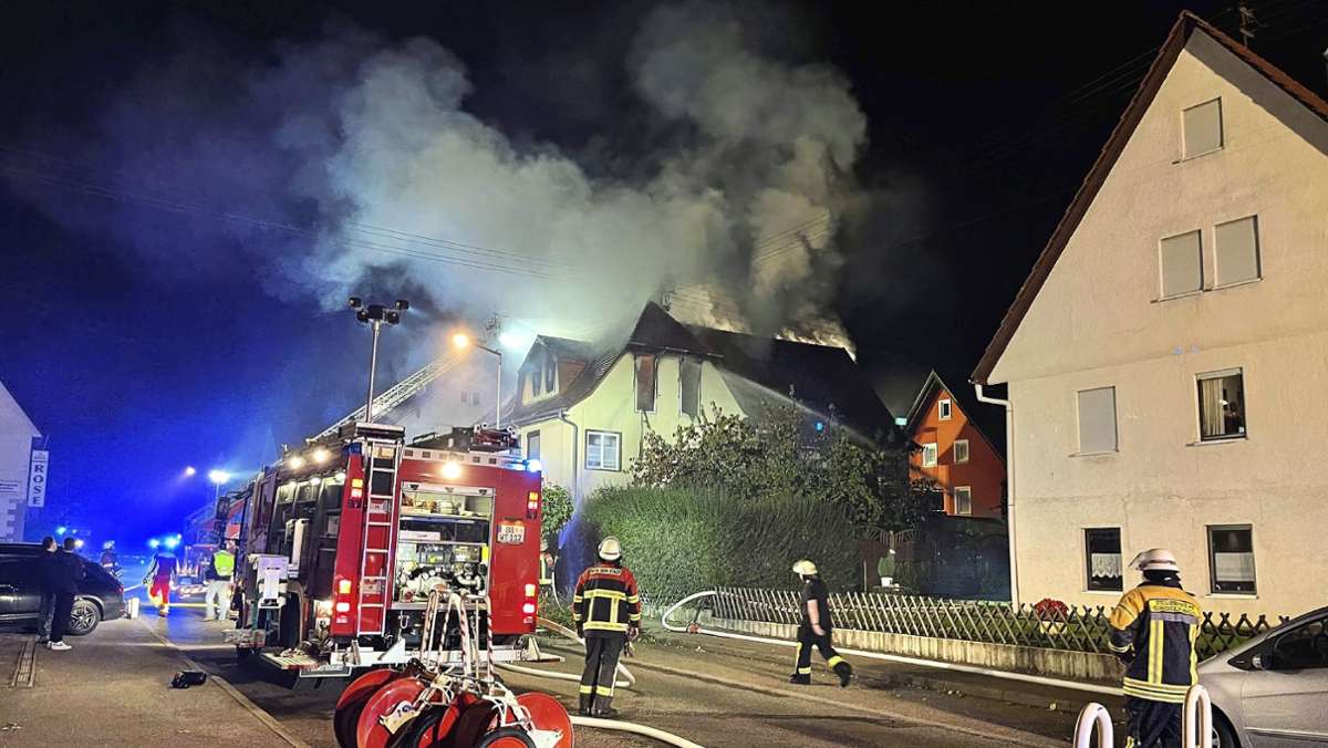 Brand in Merklingen: Dachstuhl eines Wohnhauses  steht in Flammen