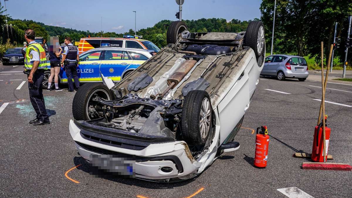 Bei einem Auffahrunfall in Nürtingen (Kreis Esslingen) wird eine Autofahrerin schwer verletzt. Sie hatte zuvor versucht eine Kollision mit einem Smart zu verhindern. 