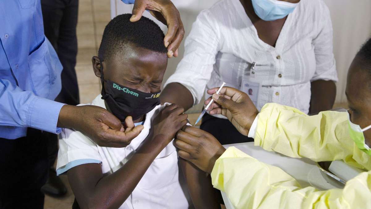  In Südafrika ist eine neue Coronavirus-Variante aufgetaucht, ein Fall wurde bisher in Europa bestätigt. Die Politik hierzulande zeigt sich besorgt, erste Maßnahmen wurden ergriffen. 