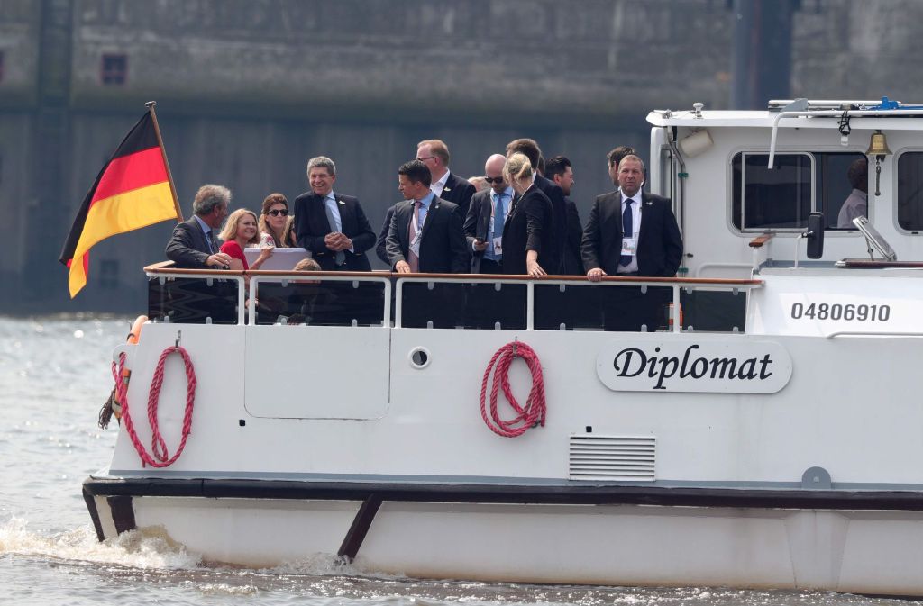 Als Einstieg des Partnerprogramms diente eine Hafenrundfahrt auf der „Diplomat“ über die Elbe. Joachim Sauer ist der Gastgeber der Runde
