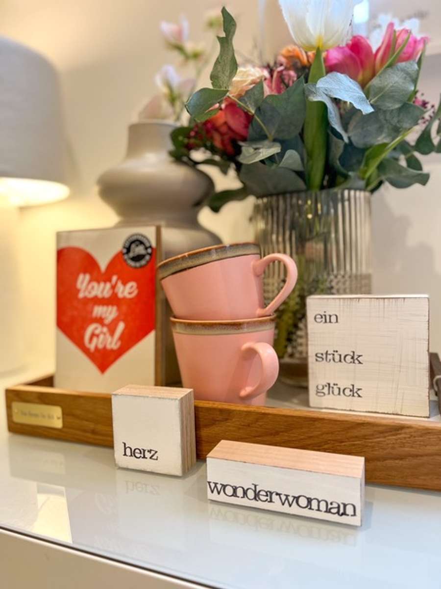 Ein Valentinsgeschenk mit Message: Bei Rosabraun findet ihr neben Textplatten auch Karten, die Platz für eigene Liebesbriefe lassen.