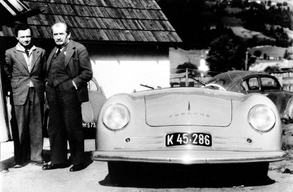 „Ferry“ (links) und Vater Ferdinand Porsche 1948 an der Seite eines Porsche 356 Coupés.