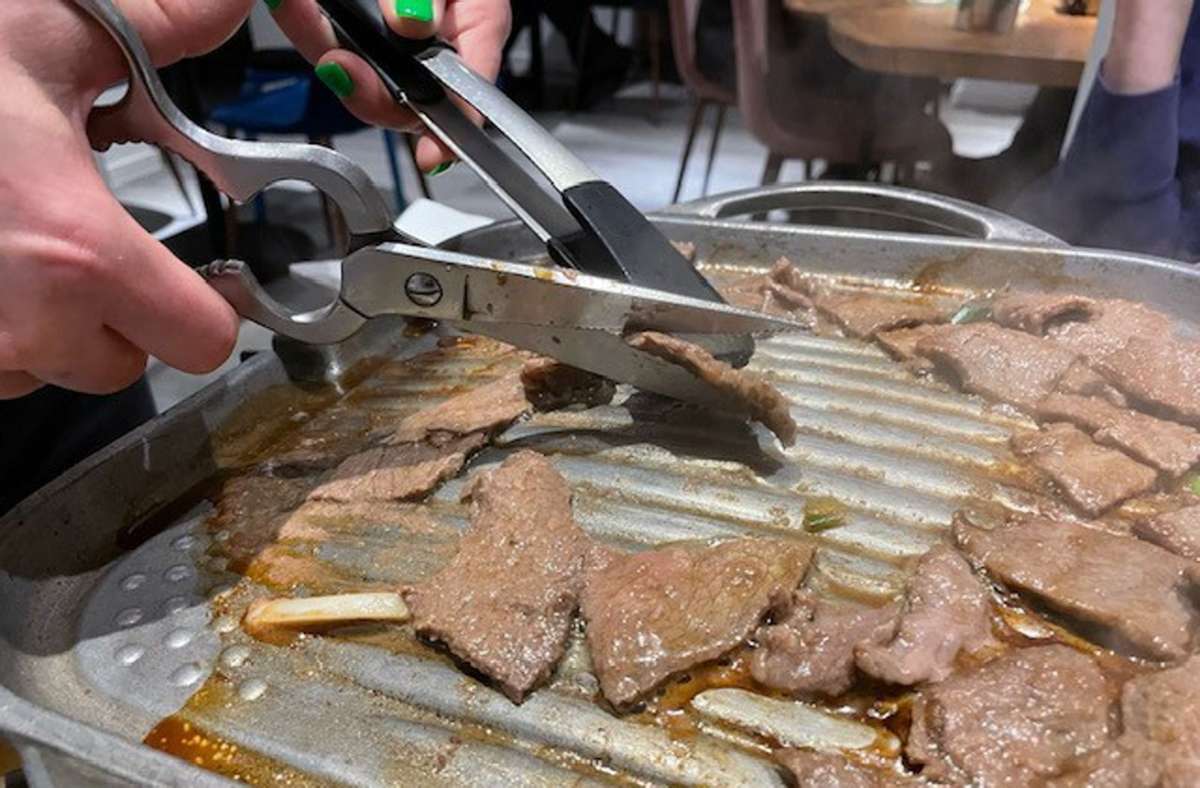 Klassisches Bulgogi: mariniertes Rindfleisch vom argentinischen Rind wird am Tisch gebraten