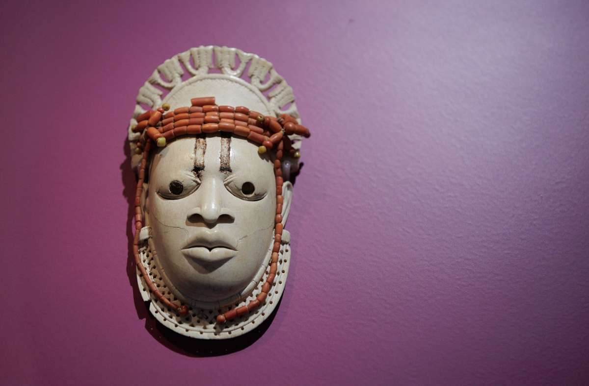 Dieses wertvolle Ausstellungsstück kehrt noch vor Weihnachten nach Namibia zurück: die zeremonielle Miniaturmaske zu Ehren von Iyoba (Königinmutter) Idia aus dem 16. Jahrhundert. Vor 125 Jahren wurde sie von britischen Truppen in Benin geraubt. Über den Kunsthandel kam sie ins Linden-Museum, wo sie 58 Jahre lang lagerte.
